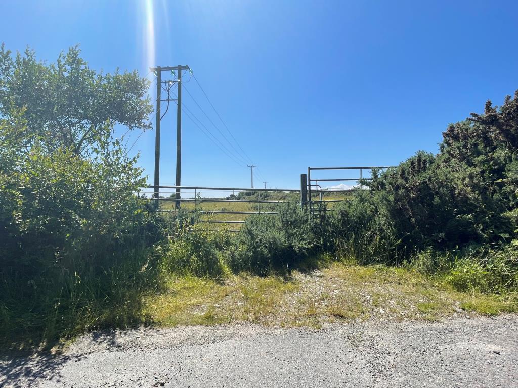 Lot: 129 - FREEHOLD LAND - Access point to land with double gate
